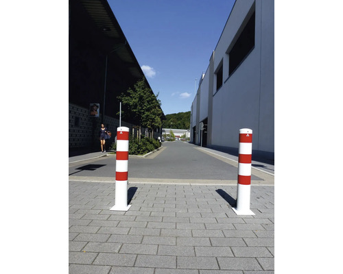 Zwei rot-weiss gestreifte Verkehrspoller zur Verkehrsleitung