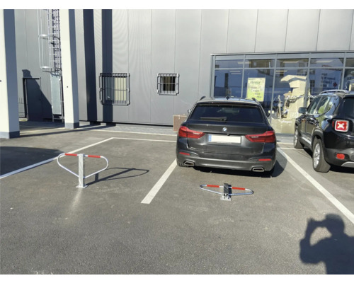 Parkplatz mit Parkbügel für Autos