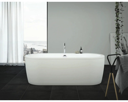 Freistehende Badewanne form&style SANSIBAR 80 x 180 cm weiss glänzend Freistehende Badewanne in einem Badezimmer mit Fenster und Dekoration