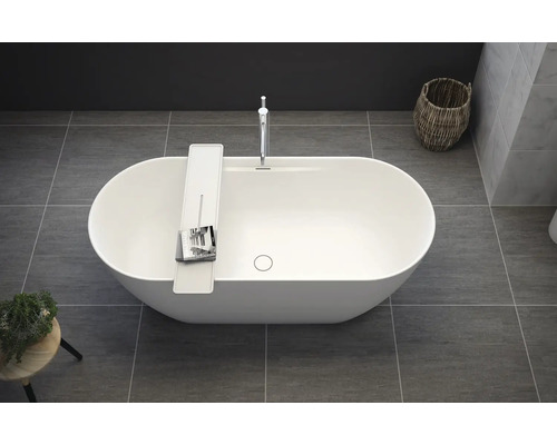 Baignoire îlot avec robinetterie et étagère dans la salle de bain