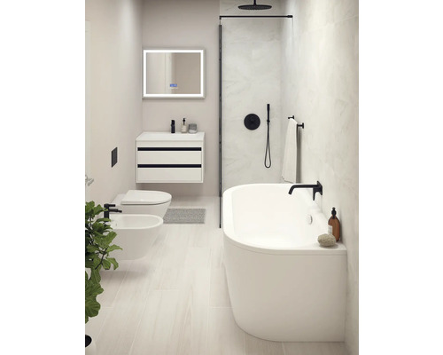 Salle de bains lumineuse avec baignoire, toilettes, bidet et meuble-lavabo
