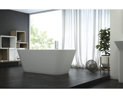 Salle de bain lumineuse avec baignoire îlot, étagère et décoration