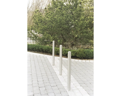 Drei Metallpfosten auf Pflastersteinen im Aussenbereich