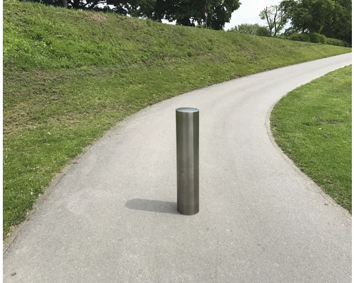 Borne en acier inoxydable sur un trottoir