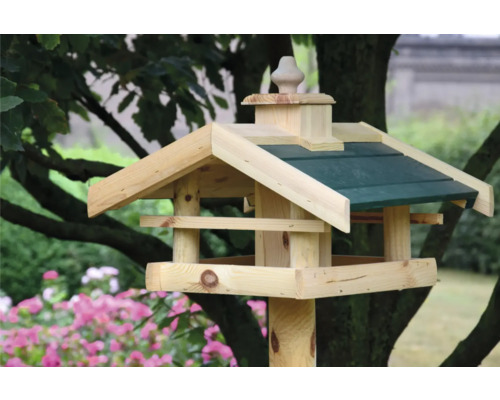 Nichoir en bois avec support dans le jardin