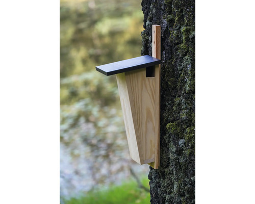 Fledermauskasten aus Holz an Baum befestigt