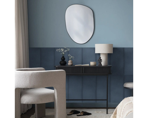 Coussin mural velours côtelé bleu foncé aspect textile 30 x 60 cm Salon avec miroir, console, lampe et fauteuil au design moderne