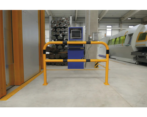 Geländer mit Warnmarkierung in einem Industrieraum