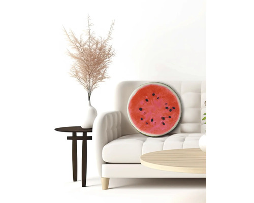Dekoratives Wassermelonen-Kissen auf einem Sofa in einem hellen Raum.