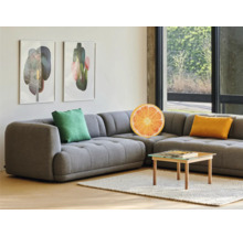 Wohnzimmer mit grauer Eckcouch, Kissen und Couchtisch