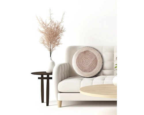 Szene mit Sofa, Beistelltischen, Dekoration und Kissen in Baumstammoptik