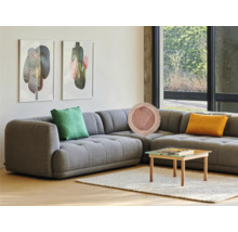 Wohnzimmer mit grauem Ecksofa, Zierkissen, Couchtisch und Kunst an der Wand