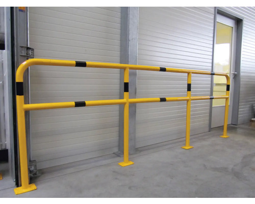 Garde-corps avec protection anti-collision devant une porte de hall