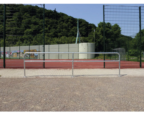 Vue extérieure d''un terrain de sport avec une clôture métallique