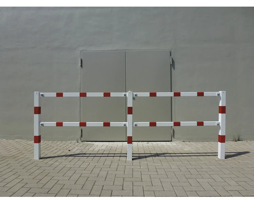 Barrière de sécurité avec marquages rouge et blanc devant un mur