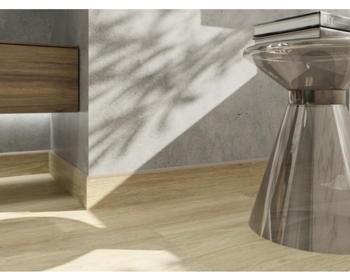 Gros plan d''un plancher en bois clair dans une pièce.