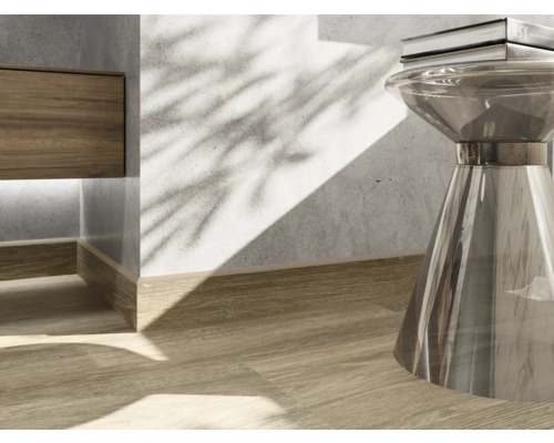 Gros plan d''un intérieur avec parquet en bois, plinthe et table d''appoint