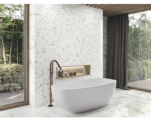 Salle de bains moderne avec baignoire îlot, mur en mosaïque et fenêtre donnant sur le jardin