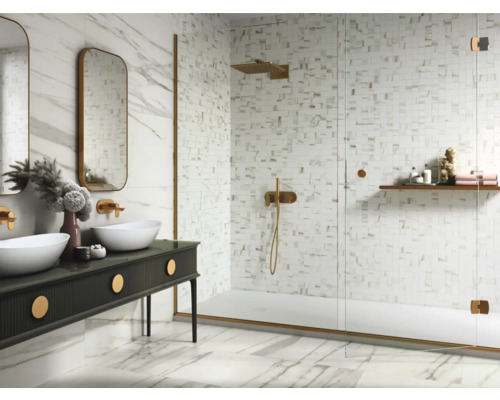 Salle de bains moderne avec meuble-lavabo double, miroirs et douche à l''italienne avec carrelage mosaïque