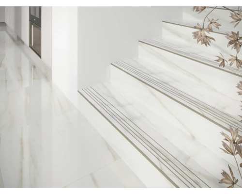 Helles Treppenhaus mit weissen Marmorstufen und Bodenfliesen