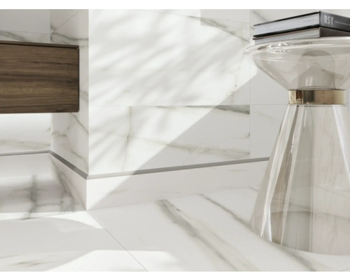 Salle de bains avec carrelage en marbre blanc, meuble sous-vasque et tabouret en acrylique