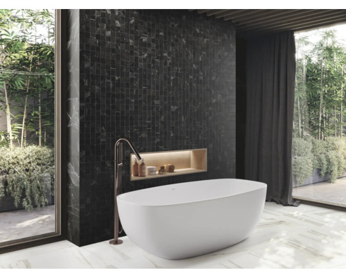 Salle de bains avec baignoire, carreaux de mosaïque foncés et façade vitrée