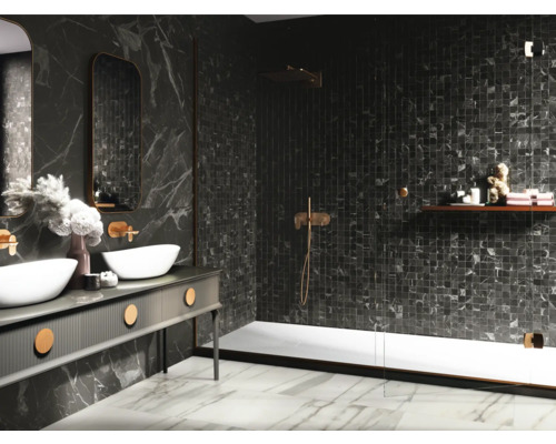 Salle de bains moderne avec murs en marbre foncé, double vasque et douche.