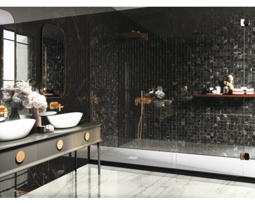 Badezimmer mit Waschtisch, Spiegel und Dusche mit dunklen Mosaikfliesen.