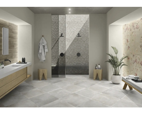 Badezimmer mit ebenerdiger Dusche, Waschtisch und grauen Bodenfliesen