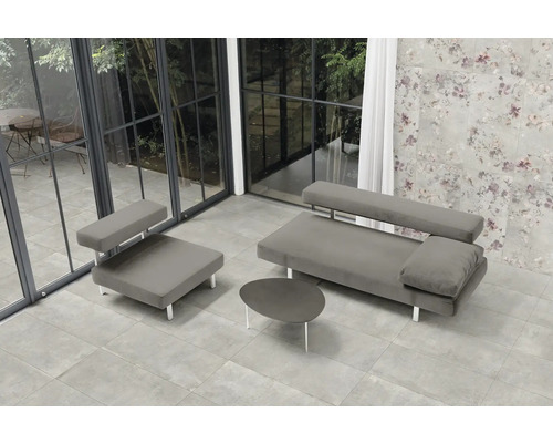 Modernes Wohnzimmer mit Sofa, Sessel und Couchtisch