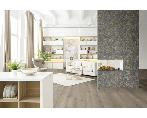 Wohnzimmer mit Bücherregal, Couch, Teppich und Kamin