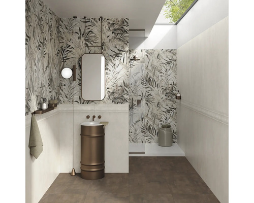 Salle de bain moderne avec papier peint à motifs floraux, lavabo sur pied et douche.