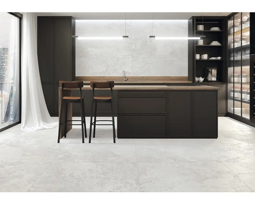 Helle, moderne Küche mit dunklen Schränken, Kochinsel und zwei Barhockern