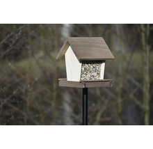 Mangeoire à oiseaux avec nourriture sur un poteau