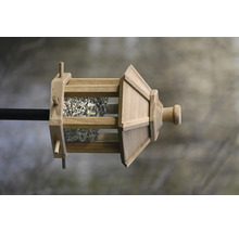 Vogelhaus aus Holz mit Futter