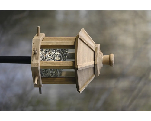 Vogelhaus aus Holz mit Futter