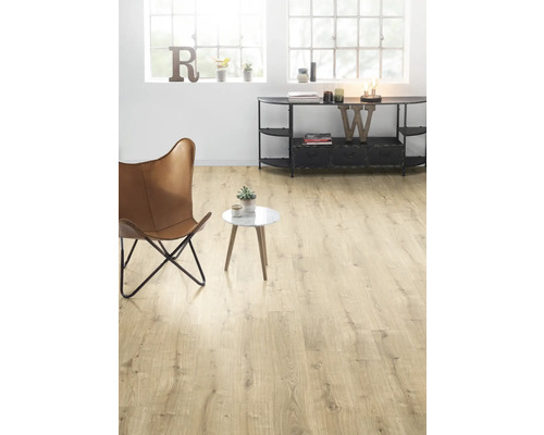 Heller Wohnraum mit Holzboden, Sessel und Beistelltisch