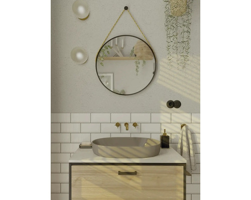 Badezimmeransicht mit Waschbecken, Armatur, Spiegel und Dekorationen für eine helle und freundliche Atmosphäre