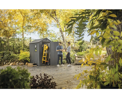 Szene im Garten mit Gerätehaus, Leiter und Paar auf einer Terrasse