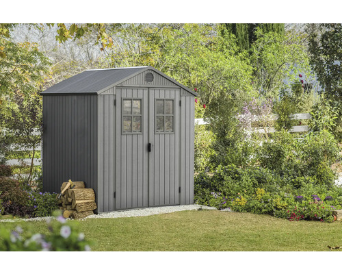 Gartenschuppen aus Kunststoff mit Doppeltür im Garten