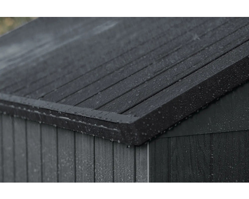 Detailansicht des Daches eines Gerätehauses mit Regentropfen