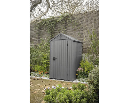 Gartenschuppen aus Kunststoff im Garten