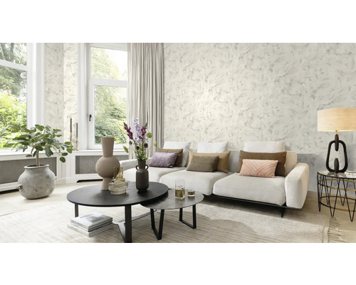 Wohnzimmer mit Sofa, Couchtisch und dekorativer Wandgestaltung