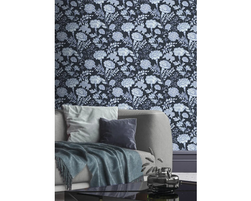 Intérieur avec papier peint à motifs floraux, canapé et table basse