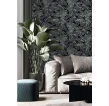 Wohnzimmer mit Sofa, Zimmerpflanze und floraler Tapete
