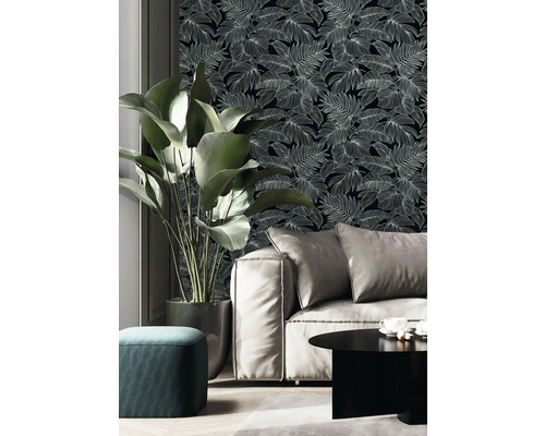 Wohnzimmer mit Sofa, Zimmerpflanze und floraler Tapete