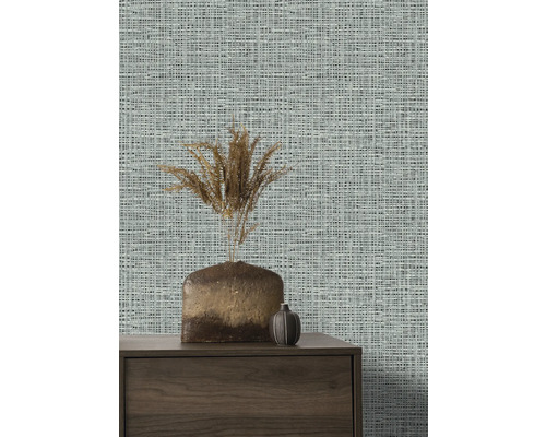 Gros plan d''un mur avec du papier peint textile, un buffet et des vases.