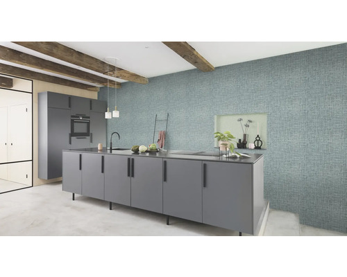 Cuisine moderne avec armoires grises, îlot de cuisine, poutres en bois et papier peint à motifs.