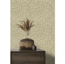 Scène avec papier peint à motifs aspect lin, commode et décoration.