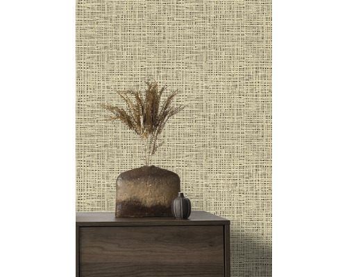 Scène avec papier peint à motifs aspect lin, commode et décoration.